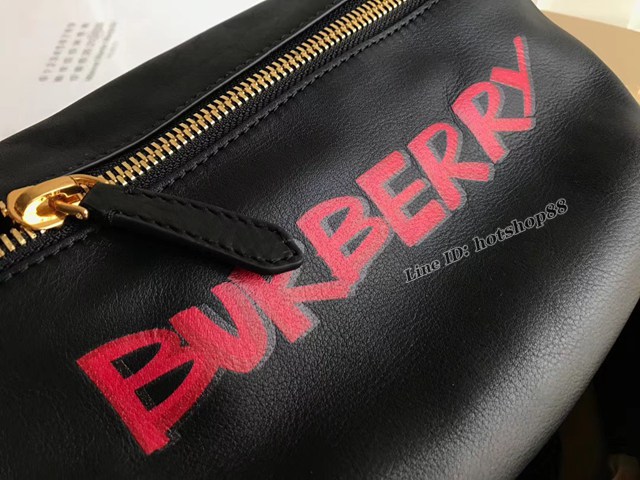 Burberry專櫃新款斜挎男士腰包胸包 巴寶莉品牌徽章壓花黑色腰包 yxb1124